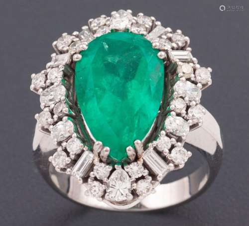 RING MADE IN 18 KT GOLD WITH A COLOMBIAN EMERALD AND DIAMOND...
