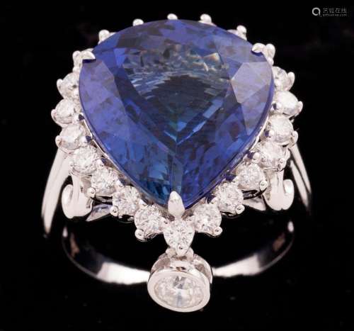 RING WITH CENTRAL TANZANITE SURROUNDED BY A BORDER OF DIAMON...