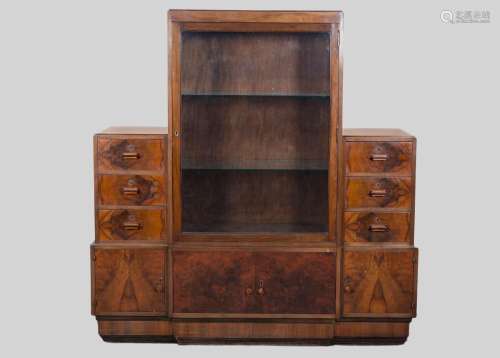 ART DECO DISPLAY CABINET IN WALNUT ROOT WOOD.<br />
Central ...