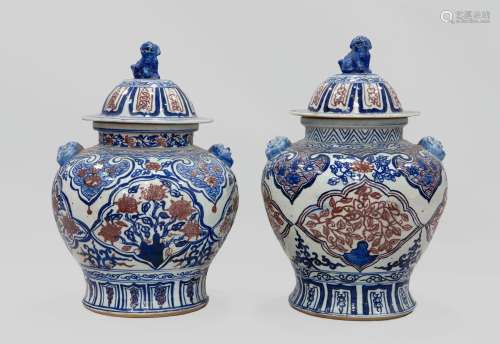 PAIR OF VASES WITH LID IN GLAZED PORCELAIN AND GLAZED BLUE A...