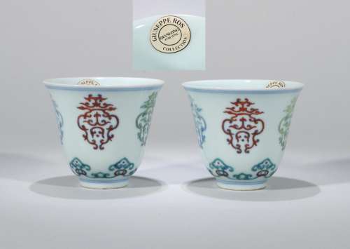 PAIR OF CHINESE PORCELAIN DOUCAI FLOWER CUPS