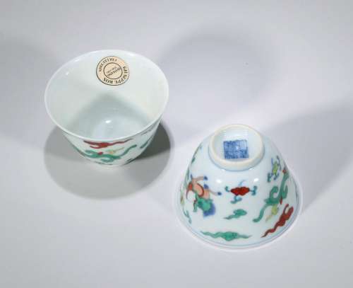 PAIR OF CHINESE PORCELAIN DOUCAI DRAGON CUPS