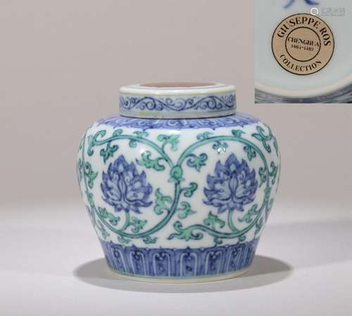 CHINESE PORCELAIN DOUCAI BLUE AND WHITE FLOWER LIDDED JAR