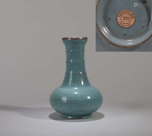 CHINESE PORCELAIN RUYAO GLAZE SWIRL NECK VASE