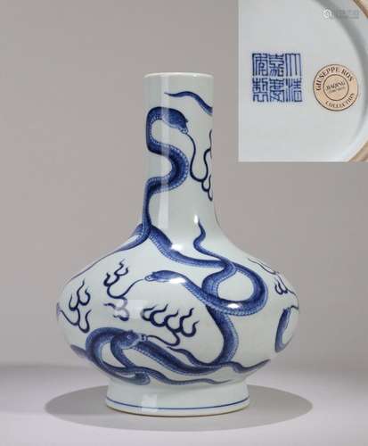 CHINESE PORCELAIN BLUE AND WHITE SNEAK VASE