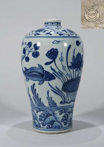 CHINESE PORCELAIN BLUE AND WHITE FISH AND WEED MEIPING VASE