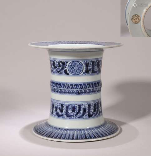 CHINESE PORCELAIN BLUE AND WHITE FLOWER VASE