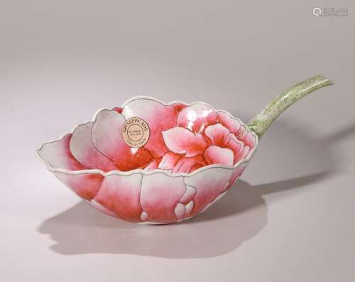 CHINESE PORCELAIN FAMILLE ROSE LOTUS HANDLE CUP