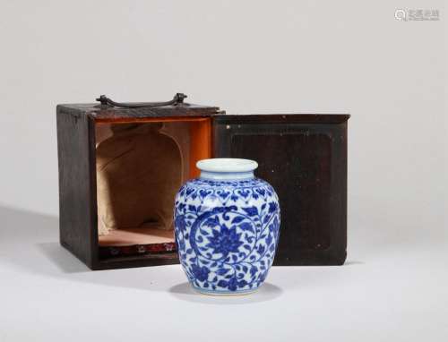 CHINESE PORCELAIN BLUE AND WHITE FLOWER WATER POT
