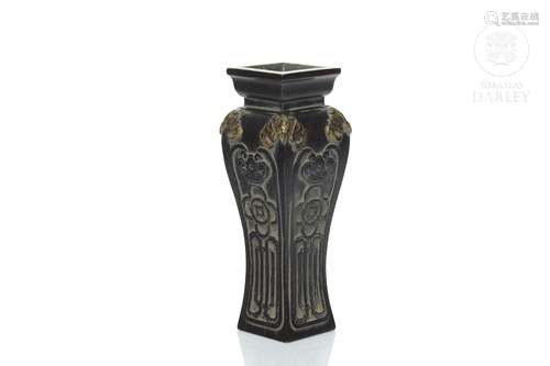 Zitan wood vase with gilded details, Qing dynasty