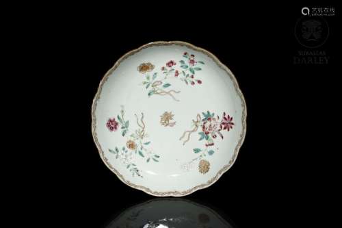 Porcelain enameled plate, famille rose, 20th century.