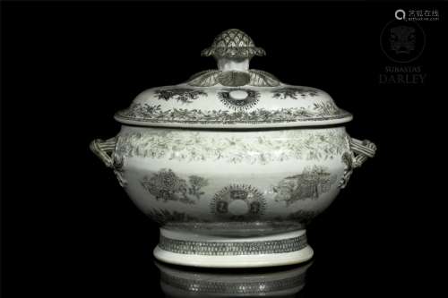 Large enameled porcelain tureen, Qing dynasty