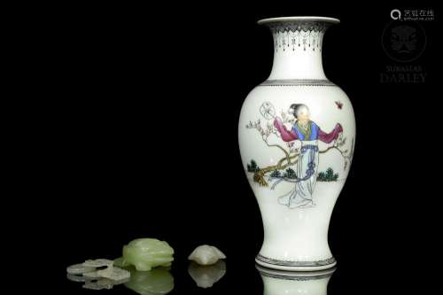 Lot of decorative objects of porcelain and jade, S.XX