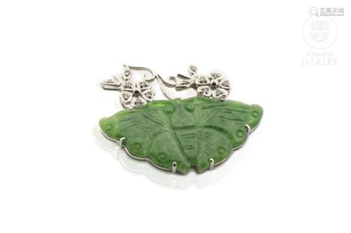 Jade brooch with diamonds, set in 18k white gold