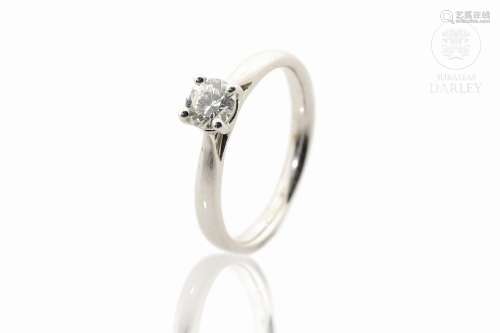 18k white gold ring with diamond