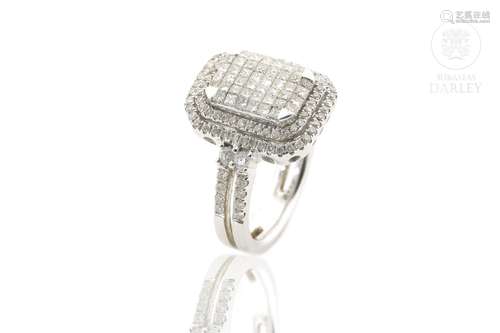 18k white gold ring with diamonds