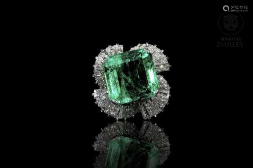 A "Ballerina" ring with an emerald "Muzo Colo...