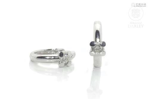 Pair of earrings in 18k white gold and diamonds