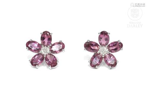 Earrings in 18k white gold, tourmalines and diamonds