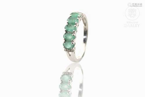 Ring in 18k white gold with emerald and diamonds.