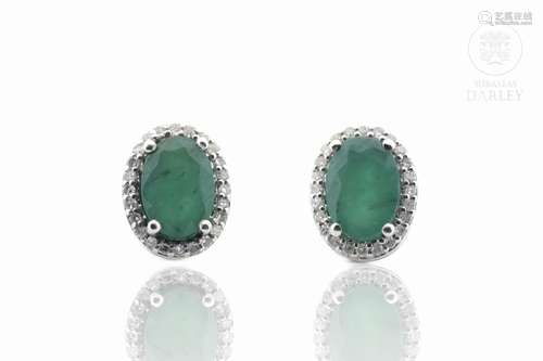 Earrings in 18k gold with diamonds and emeralds