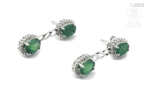 Pair of earrings in 18k white gold, diamonds and emeralds.