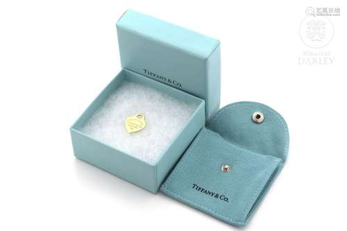 Tiffany brand pendant in 18k yellow gold, with case