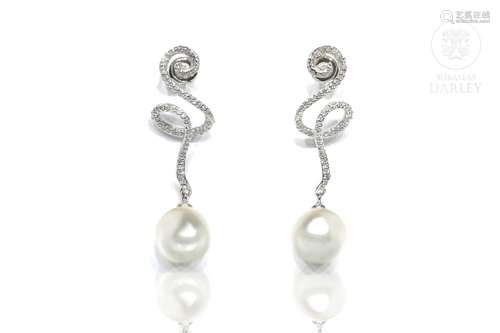 Long earrings in 18k white gold, diamonds and white pearls