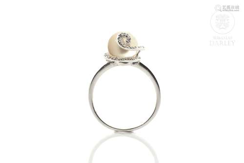 18k white gold ring with pearl and diamonds