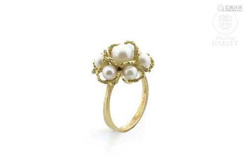 18k yellow gold ring with pearls