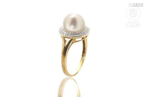 18k yellow gold ring with pearl and diamonds