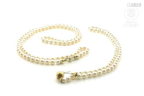 Two cultured pearl necklaces, with 18 k gold clasps