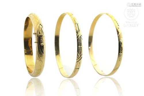 Lot of three bracelets in 18k yellow gold