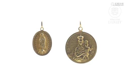 Two 18k yellow gold medals