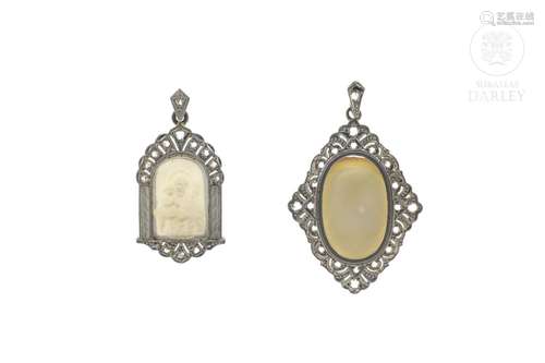 Two 18 k yellow gold medals, with mother-of-pearl