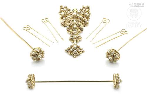 Fallera's adornments in golden metal with pearls