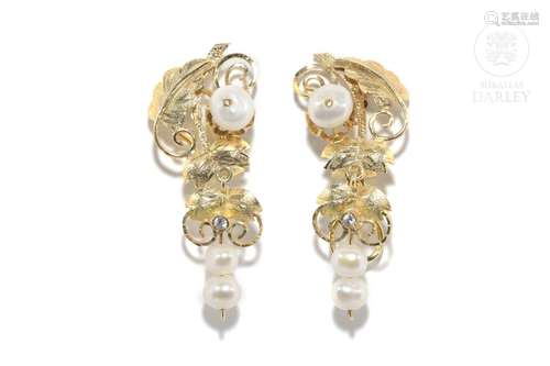 Earrings in 18k yellow gold, pearls and zircons