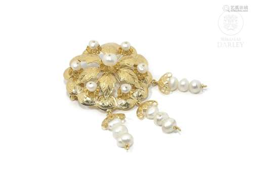 Brooch in 18k yellow gold and pearls