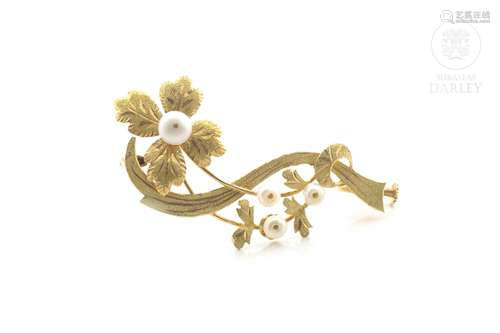 Flower-shaped brooch with pearls in 18k yellow gold