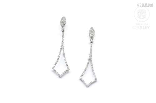 18k white gold earrings with diamonds