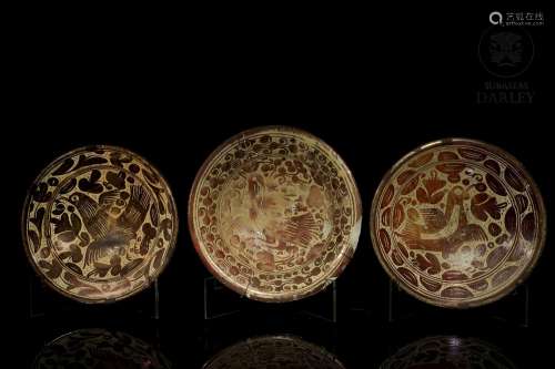 Three deep dishes in metallic lustre "pardalot", 1...