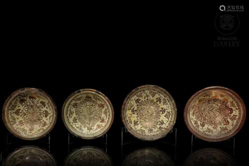 Four "clavelinas" lustre-plated bowls, 18th centur...