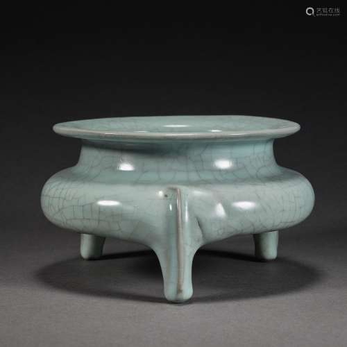 Ming Dynasty or Before,Official Kiln Three-Legged Furnace