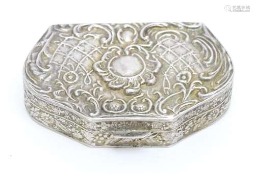 A Continental .925 silver snuff box with gilded interior. Ap...