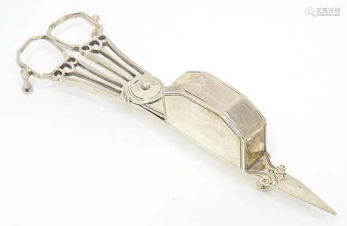 Geo III silver candle snuffer / wick trimmer, hallmarked Lon...