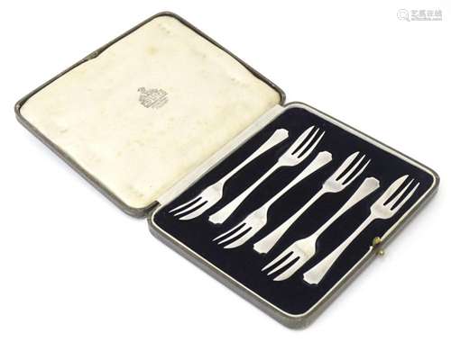 A set of six Art Deco silver cake forks, hallmarked Sheffiel...