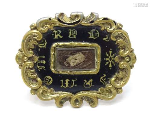 Memorial / Mourning Jewellery: A 19thC gilt metal brooch wit...