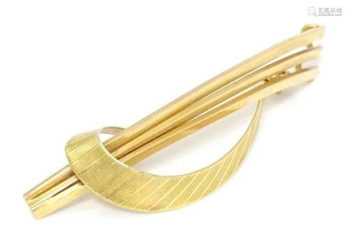 A 9ct gold brooch. Approx. 2 1/4/2 wide