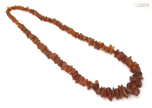 An amber bead necklace. Approx. 28" long