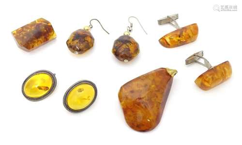 Assorted amber jewellery, comprising two pairs of earrings, ...